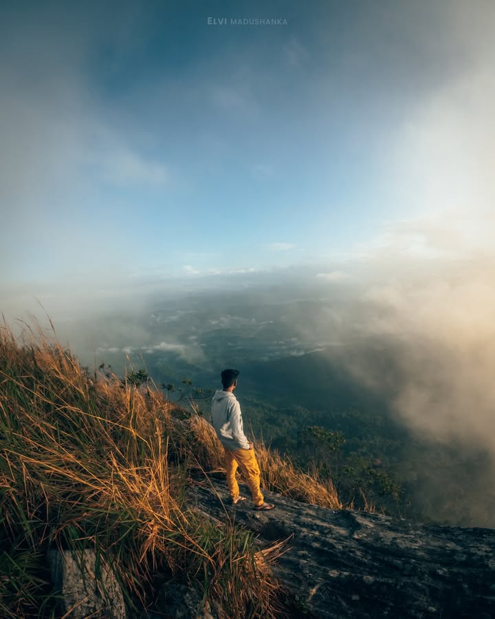 අලගල්ල ගල උඩ  (නුවර පැත්තේ) උදේ 7ට වගේ