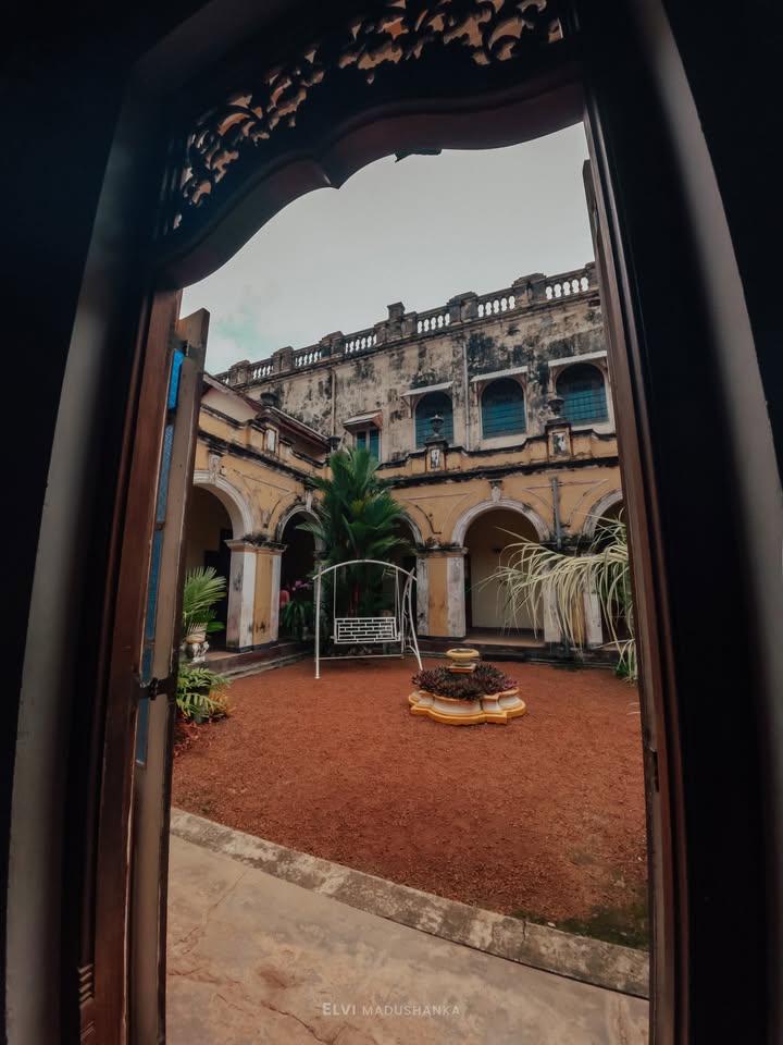 richmond castle එක ඇතුලේ මේ ෆොටෝ එක ගත්තට පස්සේ දන්නේ ෆොටෝස් ඇතුලේ ගන්න බැ කියලා