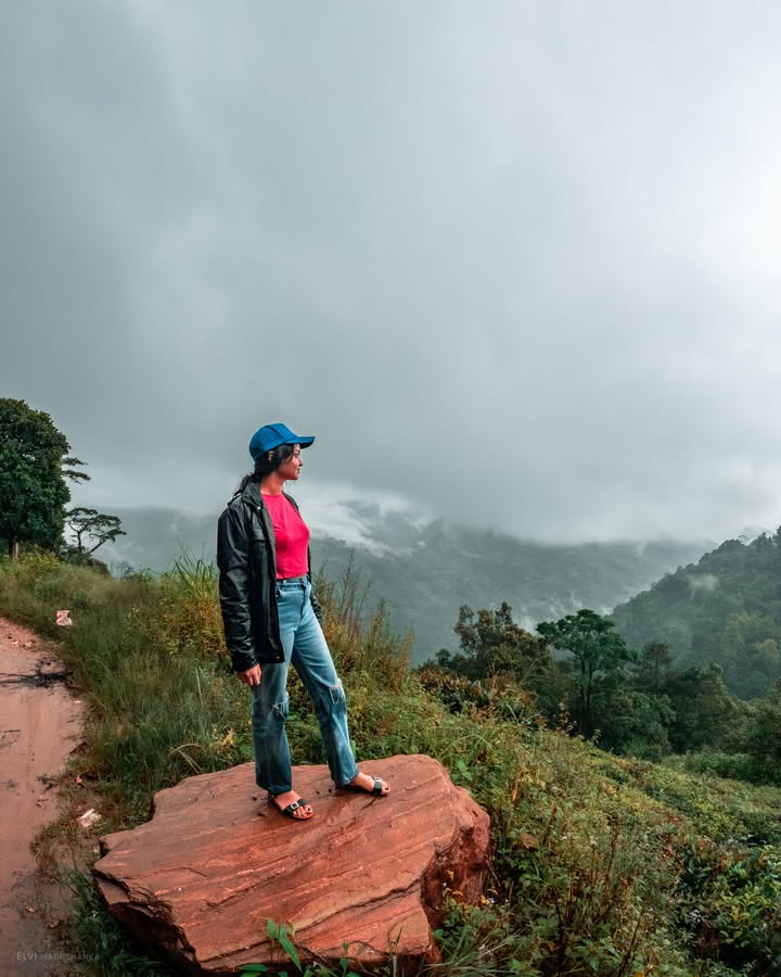 දොළොස්බාගේට යද්දී මේ හරියේ දිගටම තියෙන්නේ මේ වගේ එක පැත්තකින් ලස්සන විව් එකක් තියෙන edge එකක් තියෙන පාරක්