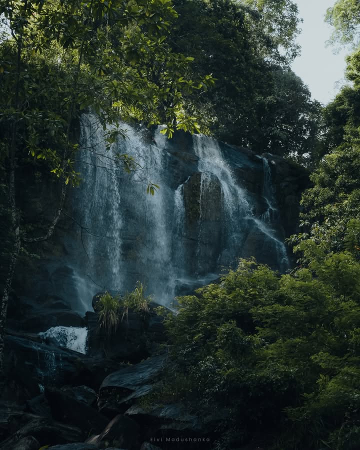 සොලබ ඇල්ල, මේක නම් තියෙන්නේ ප්රදාන පාරේ ඉදන් මීටර් 100ක් වගේ දුරින්, ප්රදාන පාරට මේ ඇල්ල වතුර තියෙන කාලෙට පේනවා