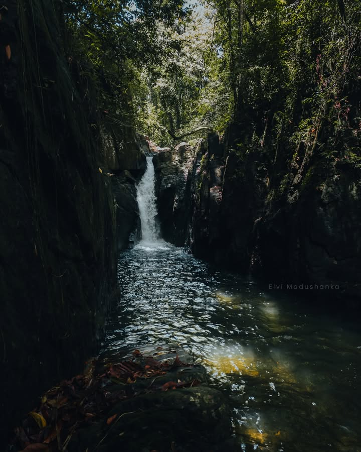 බුදුමාලෝක දීය ඇල්ල