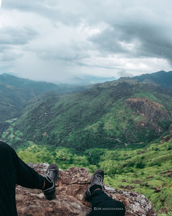 ඇල්ල රොක් එකේ දෙවැනි විව් පොයින්ට් එක මෙතැන නම් ගොඩක්😌❤️ සුන්දරයි මෙතනට රාවනා ඇල්ල පේනවා කොටසක්