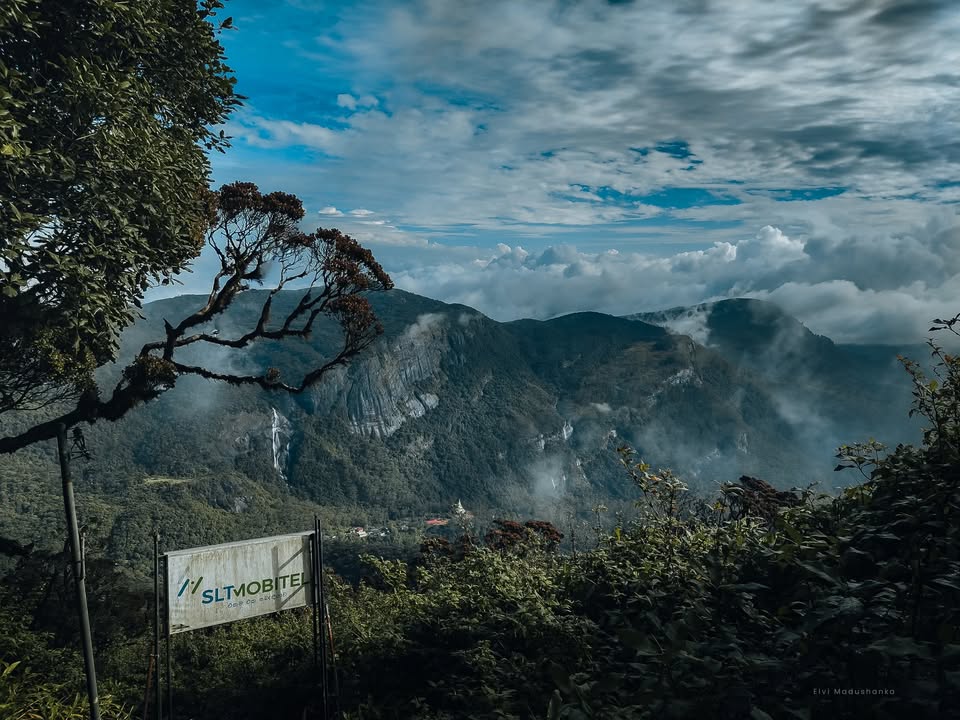 යකා හෑඩු ඇල්ල එක්ක ඒ ලස්සන view එක, මේ ගමනට සම්පුර්ණයෙන්ම sponsor කලේ slt mobitel එකෙන් 😁