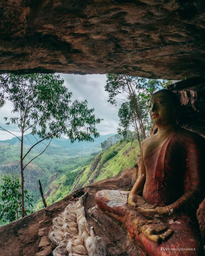 ඇල්ල රොක් එකේ දෙවැනි විව් පොයින්ට් එකේ තියෙන බුදු පිළිමය 😌❤️  මේක තියෙන්නේ ගුහාවක් ඇතුලේ