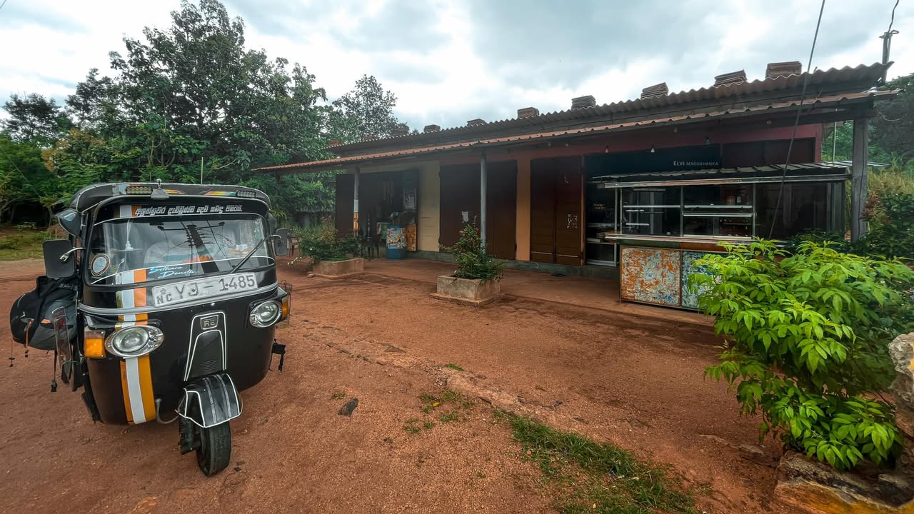 අපිව උඩදුම්බර දැම්ම ට්‍රිවිල් එකේ අයියා. මේ අයියා නම් හරිම සාදාරනයි බොරු ගනම් කිව්වේ නැහැ. ඔයාලත් වාහනයක් කතා කරගන්නවා උඩදුම්බර ඉදන් පහල උඩට යන්න මේ අයියට කතා කරන්න මේ එයාගේ නම්බර් එක 077 919 6983