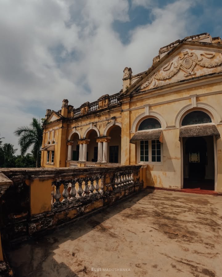 castle එකේ බැල්කනි එකේ ඉදන්