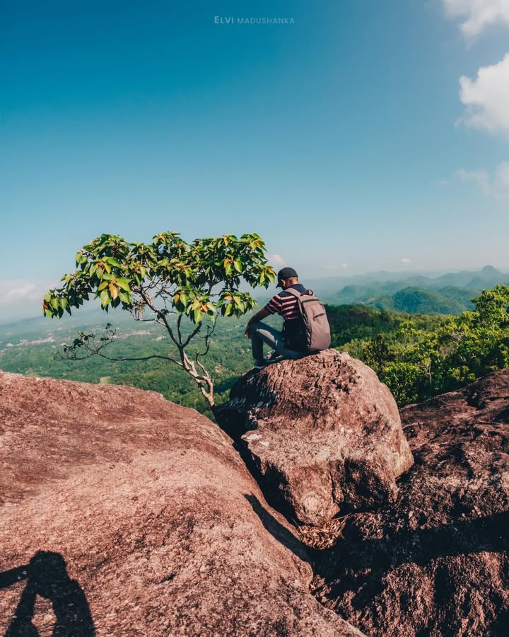 අමාරුවෙන් අරුන් දෙන්නට කියලා මගේ පික් එකකුත් ගහගත්තා :ද මේ වගේම තැනක් ඇල්ල රොක් එකෙත් තියෙනවා