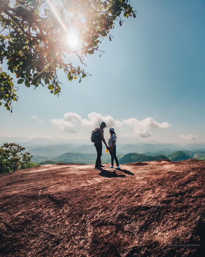 කන්ද මුදුනේ මහ අව්වේ ලව් කරන කපල් එකක්