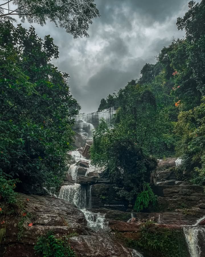 යටියන්තොට ඔළු ඇල්ල, මේ දවස් වල නම් ගානට වතුර තියෙනවා, මේකත් කොලබ ඉදන් යන්න ලේසිම දිය ඇල්ලක්.