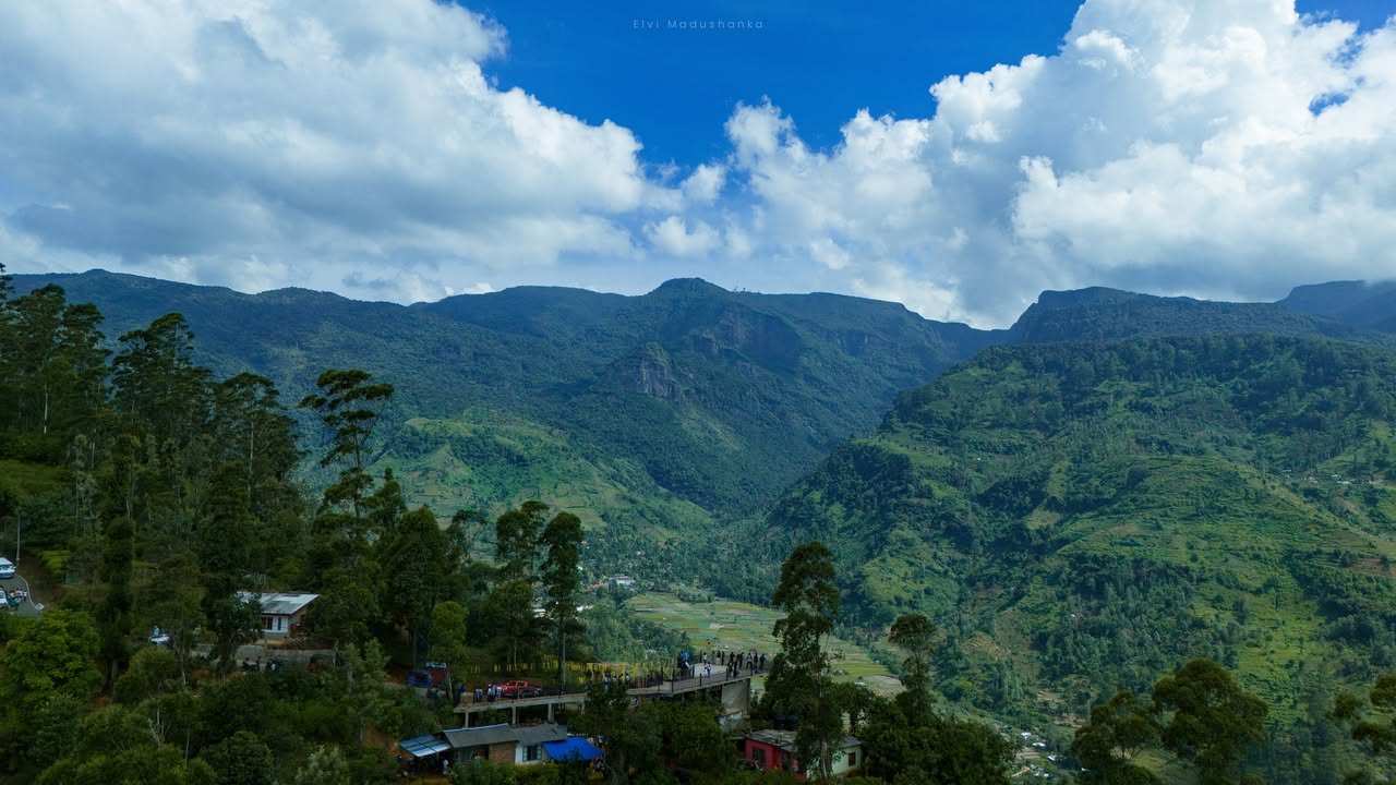 පහලින් පෙන්නේ මන්දාරම් නුවර විව් පොයින්ට් එක