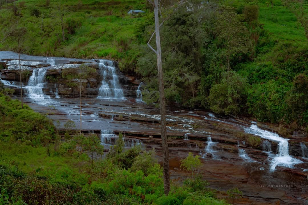 Fairlawn Fall ඇල්ලේ උඩ කොටස, ගල් තලාව, මෙතන නම් වෙනස්ම ලස්සනක් තියෙන්නේ, අනිව්‍යෙන්ම උඩට ගිහින් බලන්න. 🔥