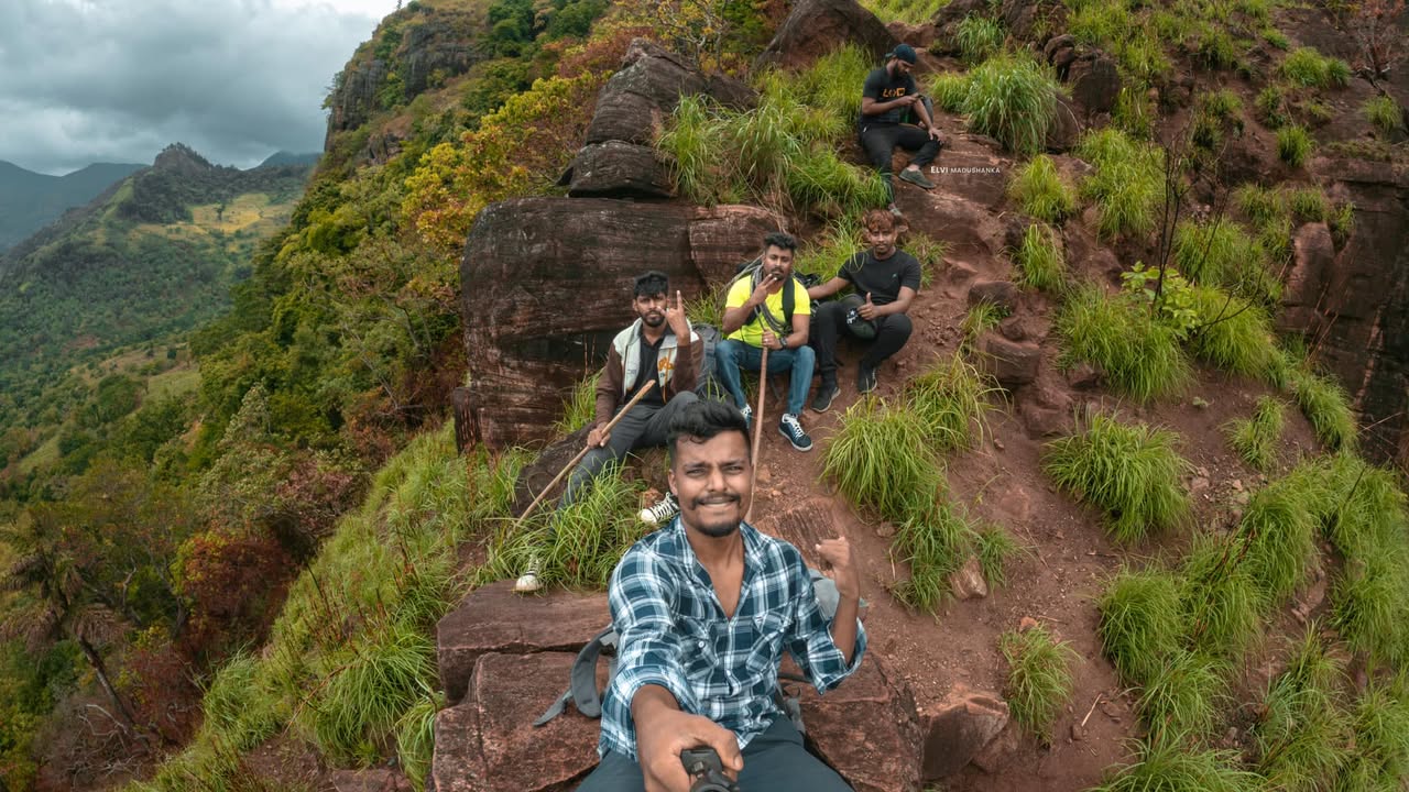 අපි සෙට් එක. මෙතන ඉන්න කවුරුවත් මීට කලින් හම්බෙලා නැ පලවෙනි පාරට මේ ෆේස්බුක් එකෙන් හම්බෙලා ගියේ. ❤️ අන්තිමට පොඩි පැන්ඩා පැටියෙක් වගේ ඉන්නේ මම. 😂 චුට්ටක් මහත් වෙලා ප්රෙන්ස් දැන් ඇවිදින්නේ නැනේ වැඩිය 🥲