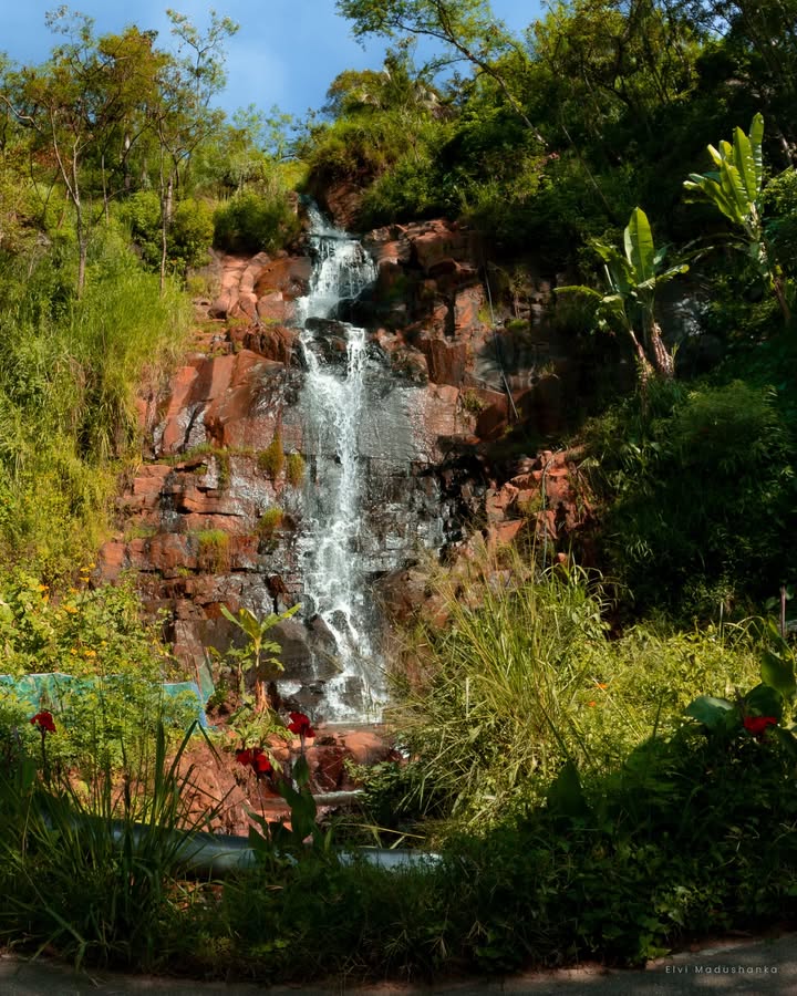 මන්දාරම් නුවරට යද්දී හම්බෙන තවත් පොඩි ඇල්ලක්
