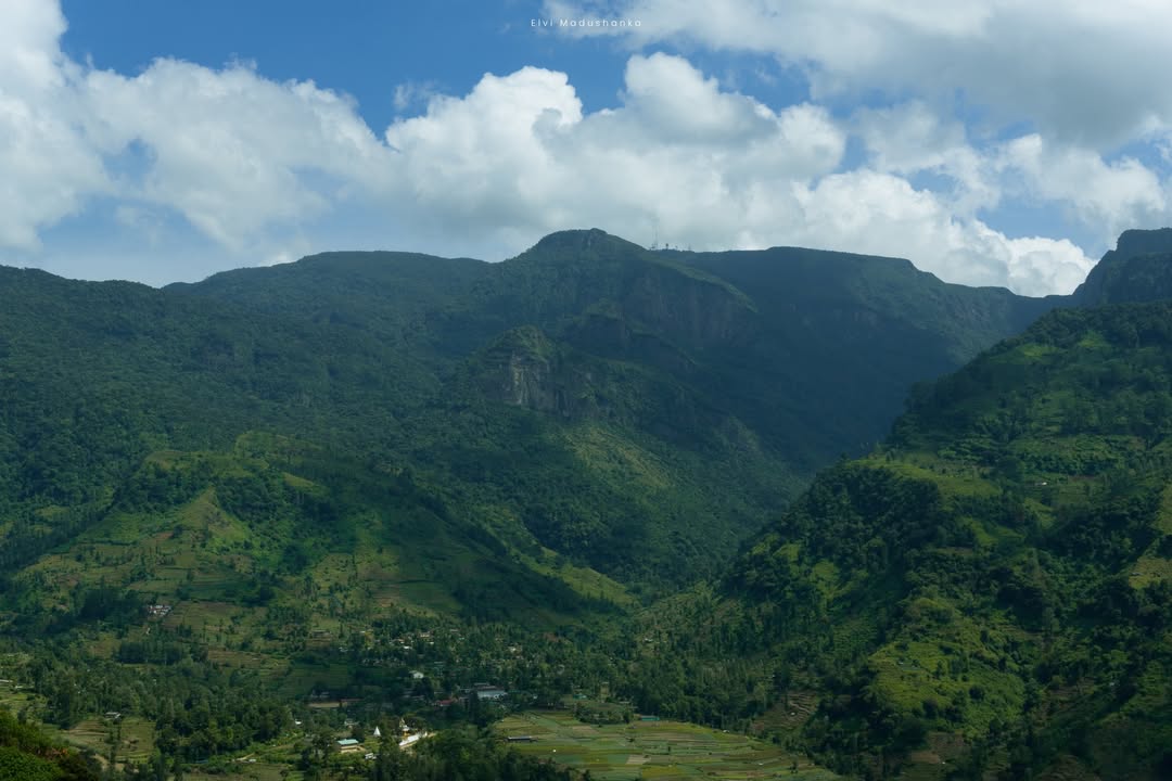 මන්දාරම් විව්පොයින්ට් එක දුරින් පේන කන්ද උඩ තියෙන්නේ පිදුරුතලාගල ටවර්ස් ටික.