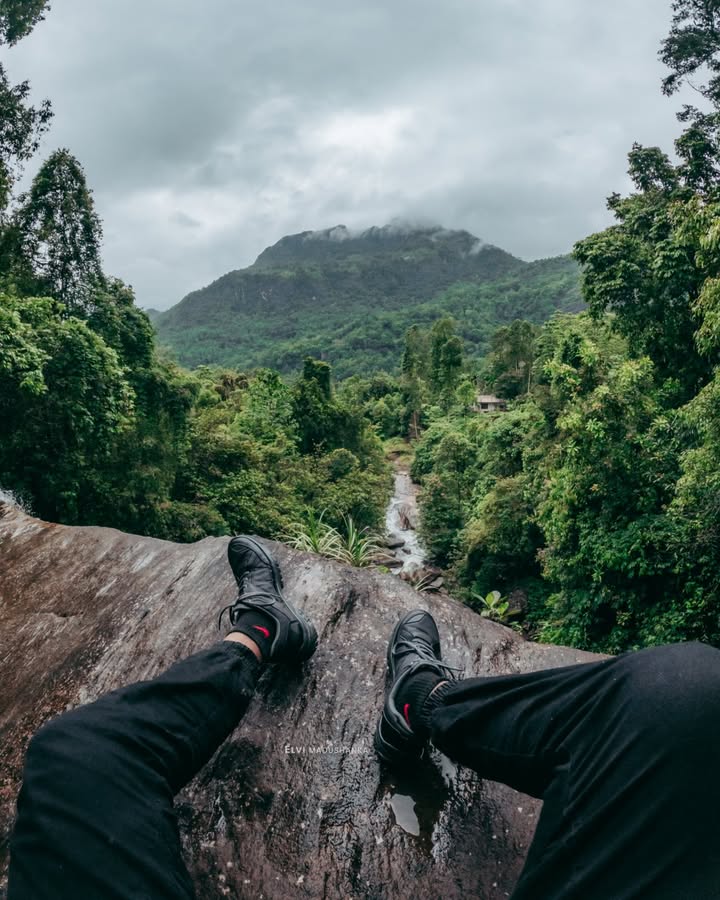 ඕලු ඇල්ලේ උඩ සිට උඩ  තැන් දෙකක් තියෙනවා මේ එකක්