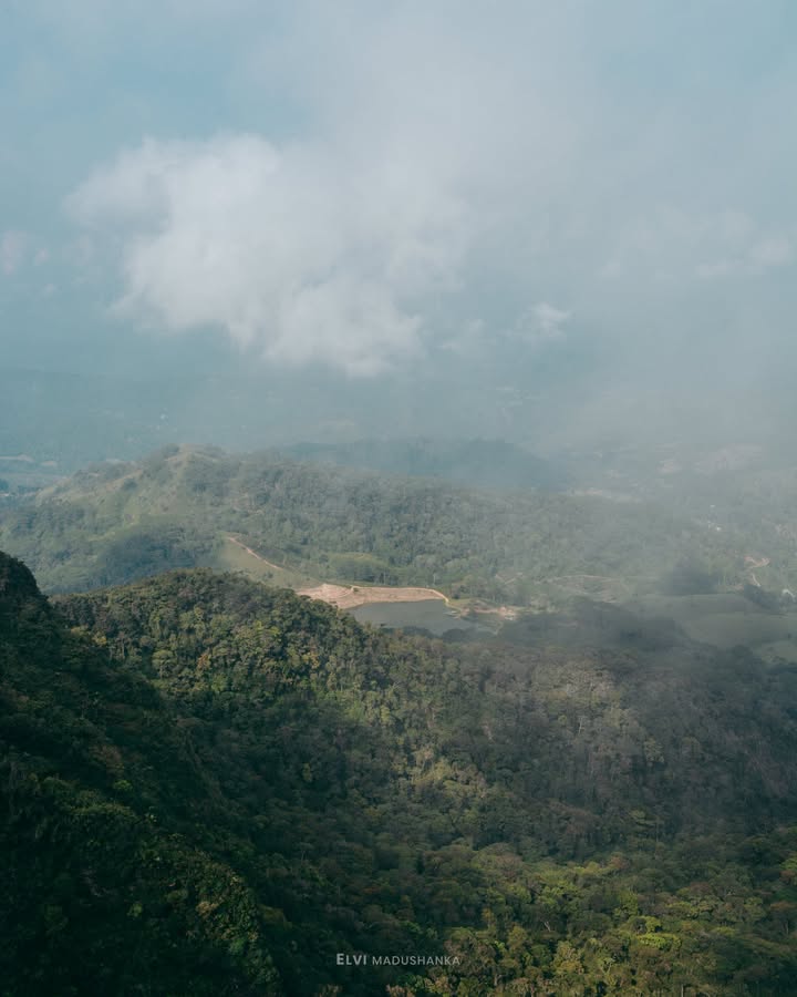 දුරින් පෙන්නේ දන්කෙන්ද වැව රිවස්ටන් උඩ ඉදන් බලද්දී 😮
