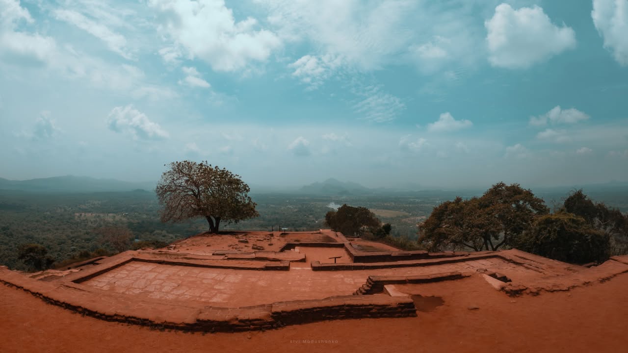 වහින කාලේට සීගිරියේ ගියොත් ඔයාලට වතුර මල් ටික ලස්සනට බලාගන්න පුළුවන්