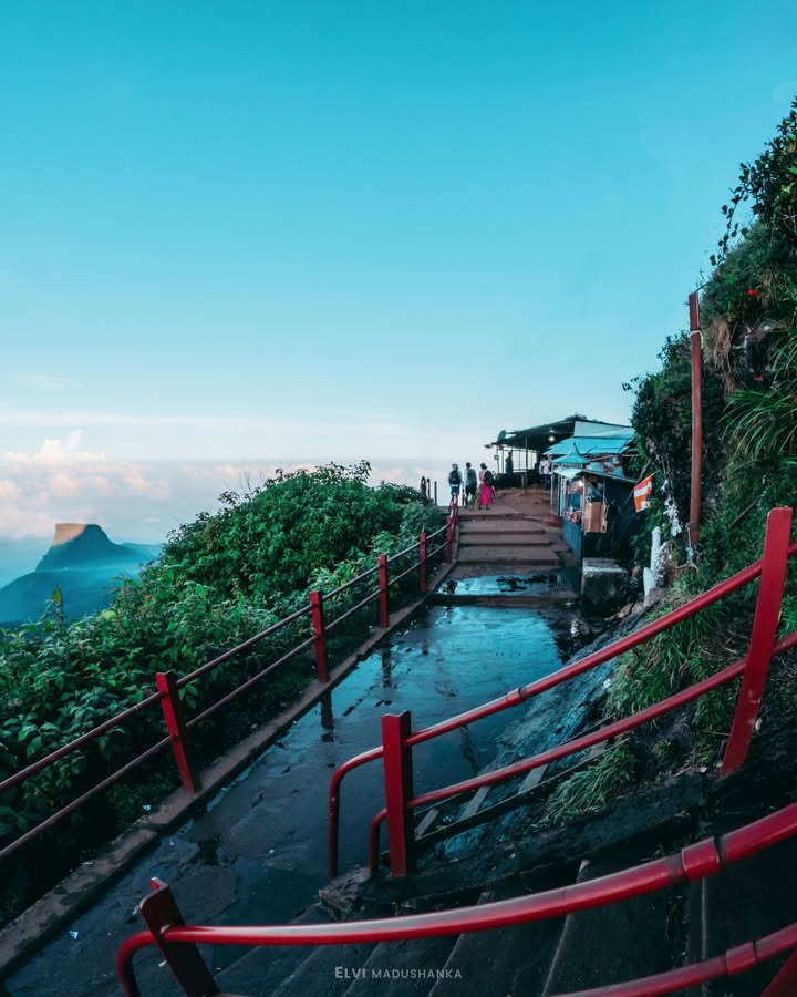 හම්බෙන අන්තිම කඩේ නගිද්දී <3 ඔතනින් පහල විව් එක