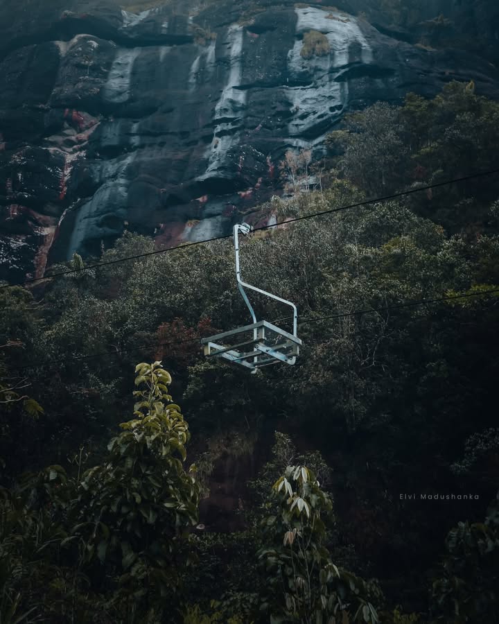 අතර මග නැවතිලා තියෙන කේබල් කාර්